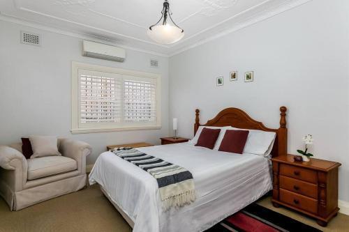 HOLDS - Beautiful Unit in Neutral Bay - Holdsworth St - Tap to explore photos