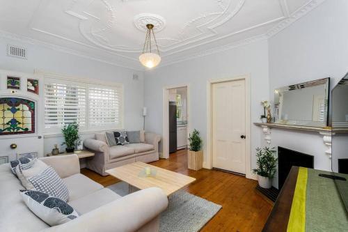 HOLDS - Beautiful Unit in Neutral Bay - Holdsworth St - Tap to explore photos