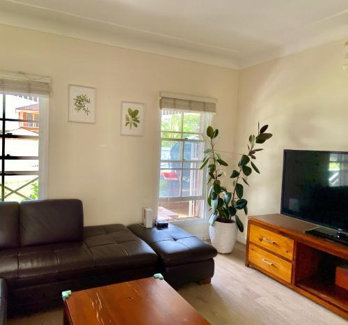 Spacious King Size Private Room Pet Friendly - Tap to explore photos