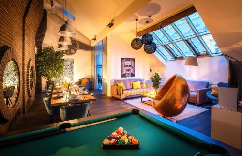 5BR+2Bath Old Town Loft Luxe Brickhouse, A/C - Tap to explore photos