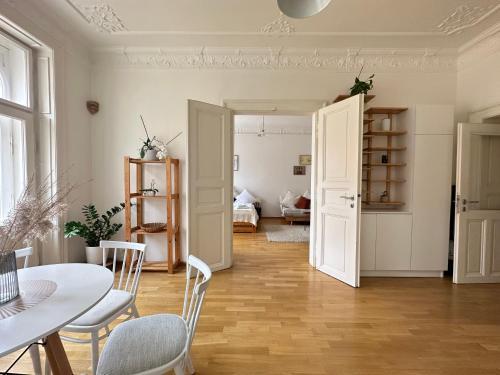 3BDR Bohemian style central flat with Balcony - Tap to explore photos