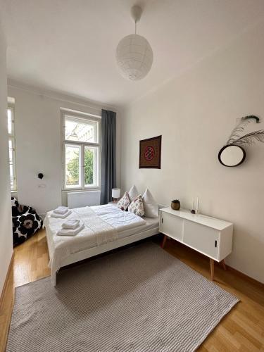 3BDR Bohemian style central flat with Balcony - Tap to explore photos