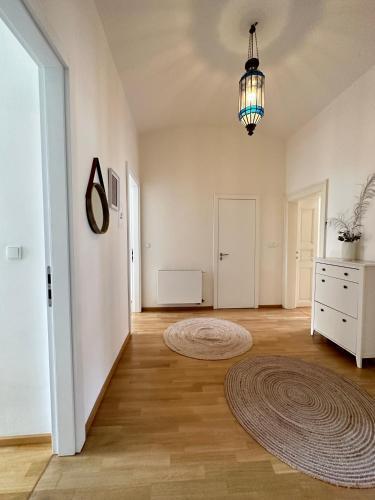 3BDR Bohemian style central flat with Balcony - Tap to explore photos