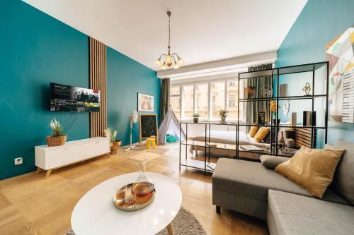 Cityscape Charm Spacious 3 Bedroom Haven for 7 - Tap to explore photos
