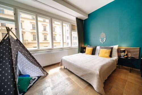 Cityscape Charm Spacious 3 Bedroom Haven for 7 - Tap to explore photos