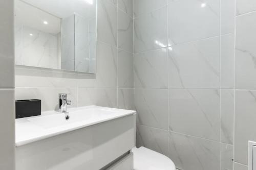 Montparnasse Rue de Rennes Charming apartment 2P - Tap to explore photos