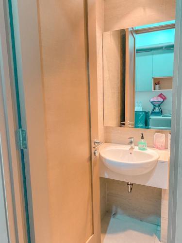 Studio 17 Taman Anggrek Residence Best Cozy and Stay 50mbps Wifi - Tap to explore photos