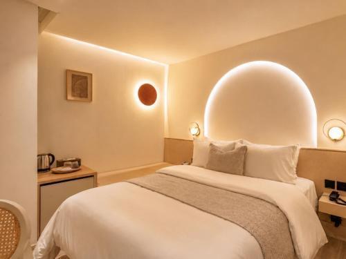 CORRIDOR 2407 Room Type - Deluxe Room with Queen bed