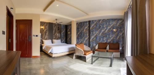 AIG GRAND HOTEL FUVAHMULAH - Tap to explore photos