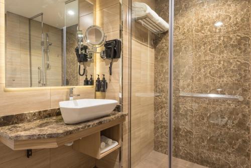 La Quinta by Wyndham Abu Dhabi Al Wahda Room Type - King Room with City View - Smoking