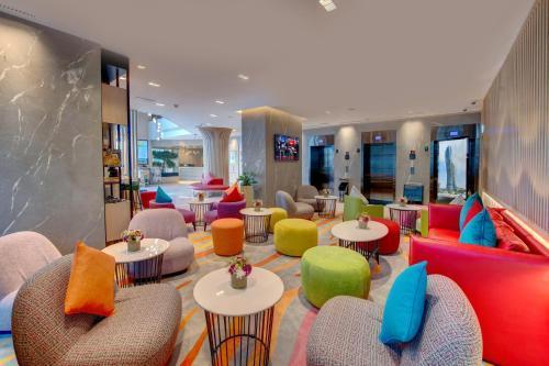 La Quinta by Wyndham Abu Dhabi Al Wahda - Tap to explore photos