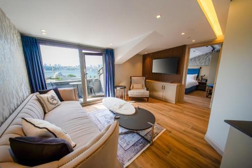 The Palm Bosphorus Hotel Room Type - King Suite with Balcony