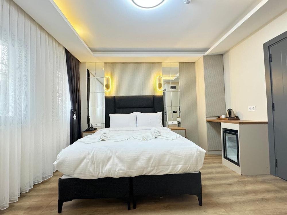 Robin Hotel Room Type - King Room with Balcony