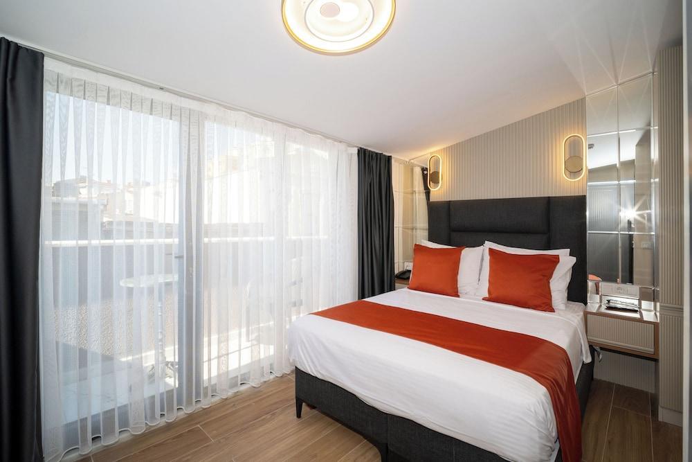 Robin Hotel Room Type - King Room with Terrace
