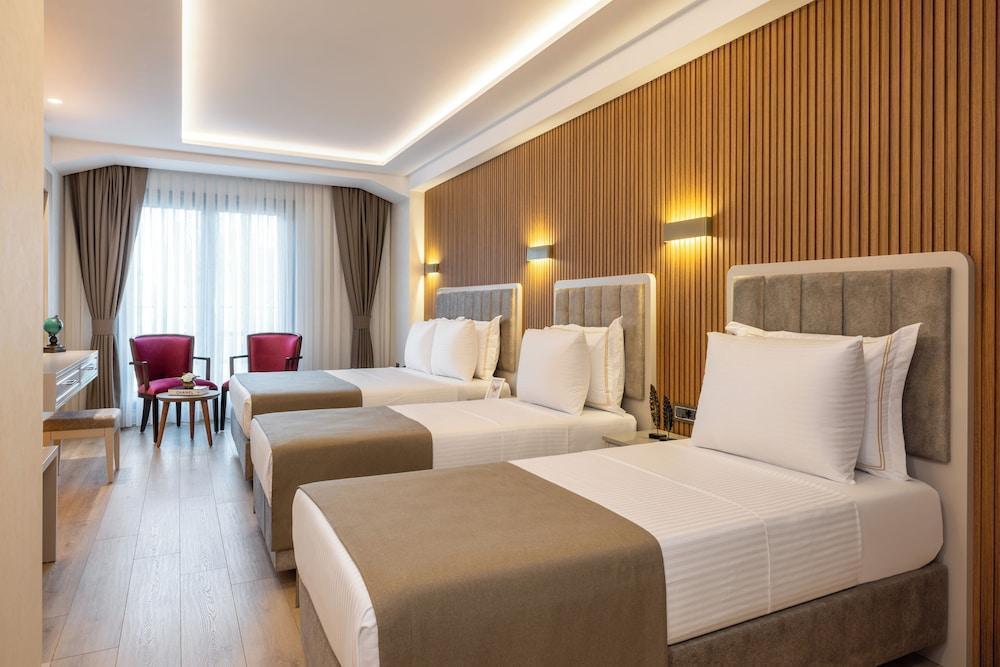 Carina Gold Hotel and Restaurant Room Type - Superior Quadruple Room