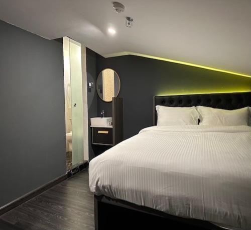 HOTEL JJH - newly opened near BUGIS Room Type - Studio Attic (no window)