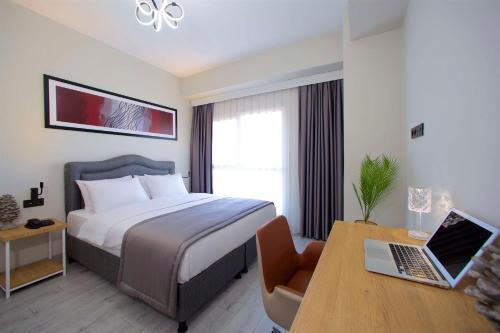 Best Western Plus Hotel & Residences Istanbul Room Type - One-Bedroom Apartment with One King and One Single Bed with Sofa Bed and Kitchenette - Non-Smoking