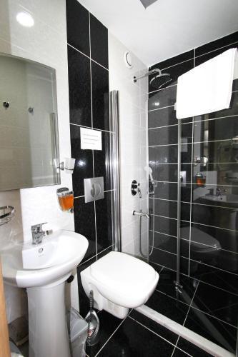 Metrohill Hotel Room Type - Standard Triple Room Metrohill Hotel Room Type - Standard Triple Room