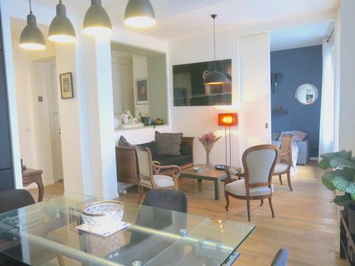 ROOMMATE SHARE COLOCATION 1 bedroom in two bedroom Luxe Marais Bretagne CityCosy - Tap to explore photos