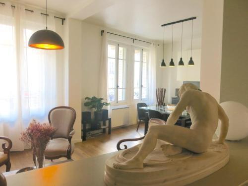 ROOMMATE SHARE COLOCATION 1 bedroom in two bedroom Luxe Marais Bretagne CityCosy - Tap to explore photos