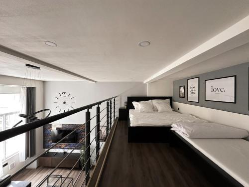 Grand Viceroy Apartments - Gothic Tower View