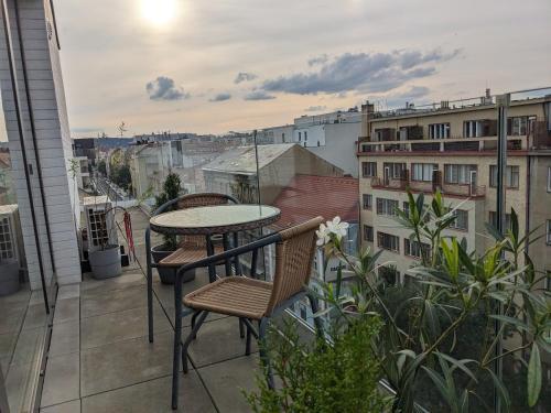 Cozy Apartment with Big Terrace in Central Prague - Karlín - Tap to explore photos