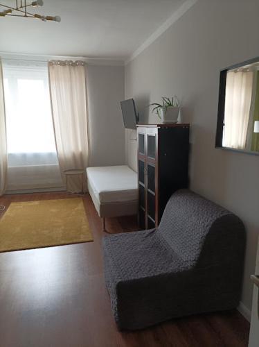 Compact Apartment Sleeps 6 + Great Location - Tap to explore photos