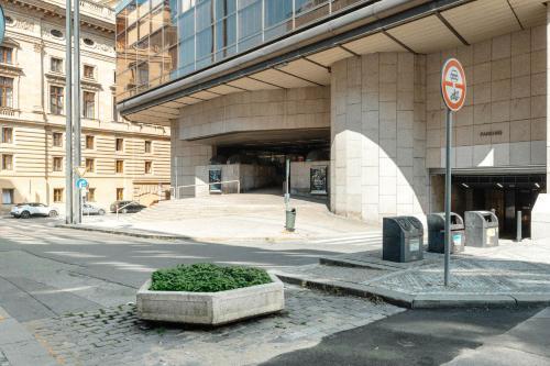 Downtown 2BD riverside apartment near dancing house