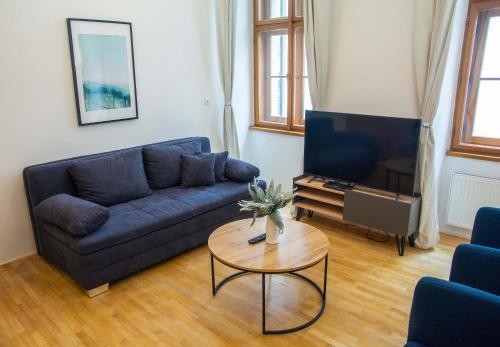 City Centre Apartment with Parking - Central Location - Tap to explore photos