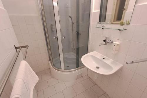 Bright apartment sleeps 8 Room Type - Two-Bedroom Apartment Bright apartment sleeps 8 Room Type - Two-Bedroom Apartment