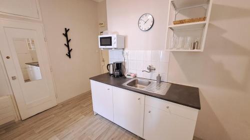 Bright apartment sleeps 8 - Tap to explore photos