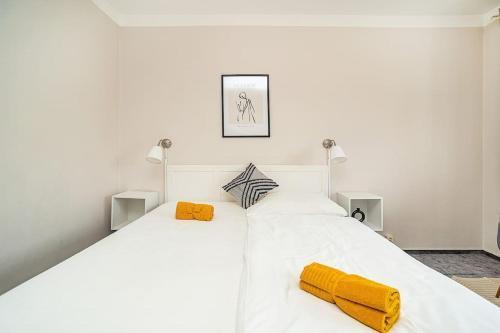 Cosy studio with terrace by tram - Tap to explore photos