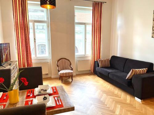 Amazing Apartment Zborovska - Tap to explore photos