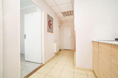 Bright 2 bed with big terrace by tram - Tap to explore photos