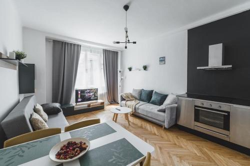 Dlouha Hemingway apartment - Tap to explore photos