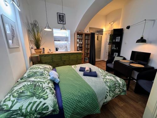Fun Tiki Vibe Apartment / Charles Bridge / Netflix