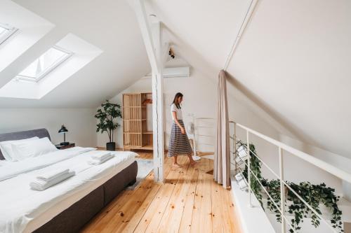 Modern Sunlit Loft with A/C in Prime Location