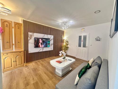 Cozy Apartment and Cozy studio Room - Tap to explore photos