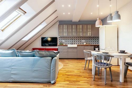 ATTIC APARTMENT on WATERFRONT / VIEW / NETFLIX - Tap to explore photos