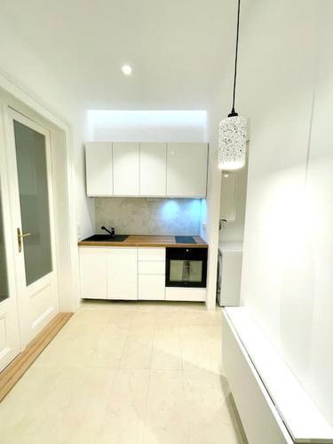 Fantastic location! SUPERHOST 5 STAR Room Type - One-Bedroom Apartment