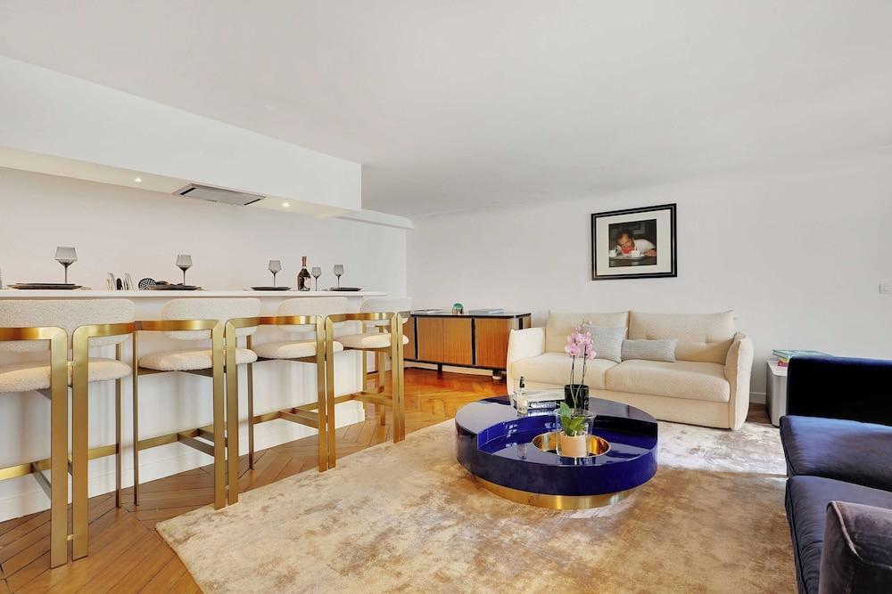 Elegant Apartment - 2bd/6p - Avenue Montaigne - Tap to explore photos