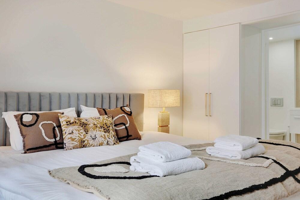 Elegant Apartment - 2bd/6p - Avenue Montaigne - Tap to explore photos