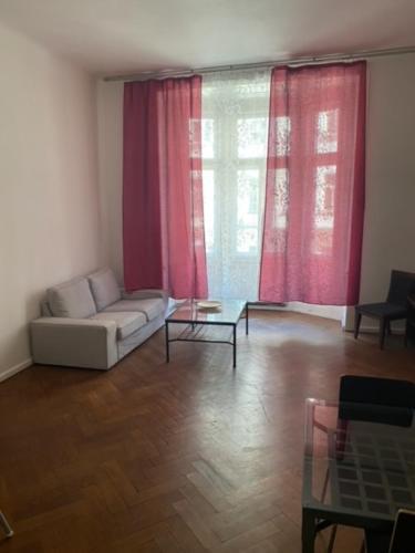 Large 3 bedroom family apartment close to the river - Tap to explore photos