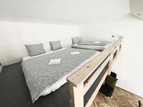 PARTY HOUSE PRAGUE - Apartments Ve Smečkách 18, CITY CENTER!!