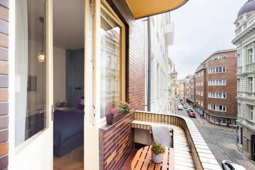Cozy apt in the centre w/balcony - Tap to explore photos