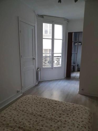 cute and quiet apartment in Montmartre - Tap to explore photos