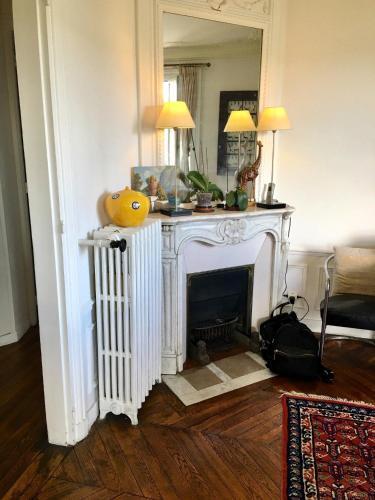 Paris 2 bedrooms chic apartment 18th district - Tap to explore photos