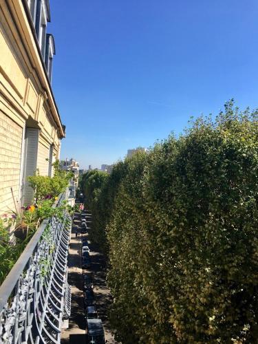Paris 2 bedrooms chic apartment 18th district - Tap to explore photos