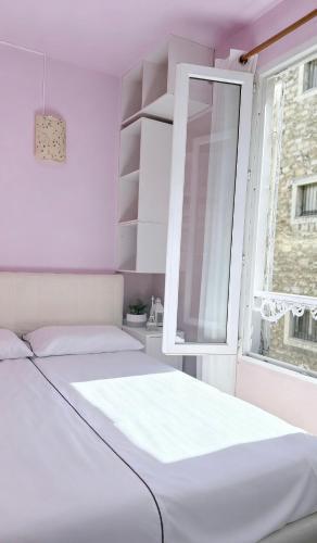 Pink Warm Studio near Arc de Triomphe - Tap to explore photos
