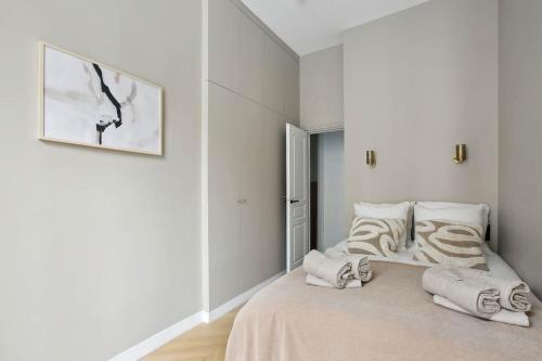 Champs Elysées luxury 3 bed room - Tap to explore photos